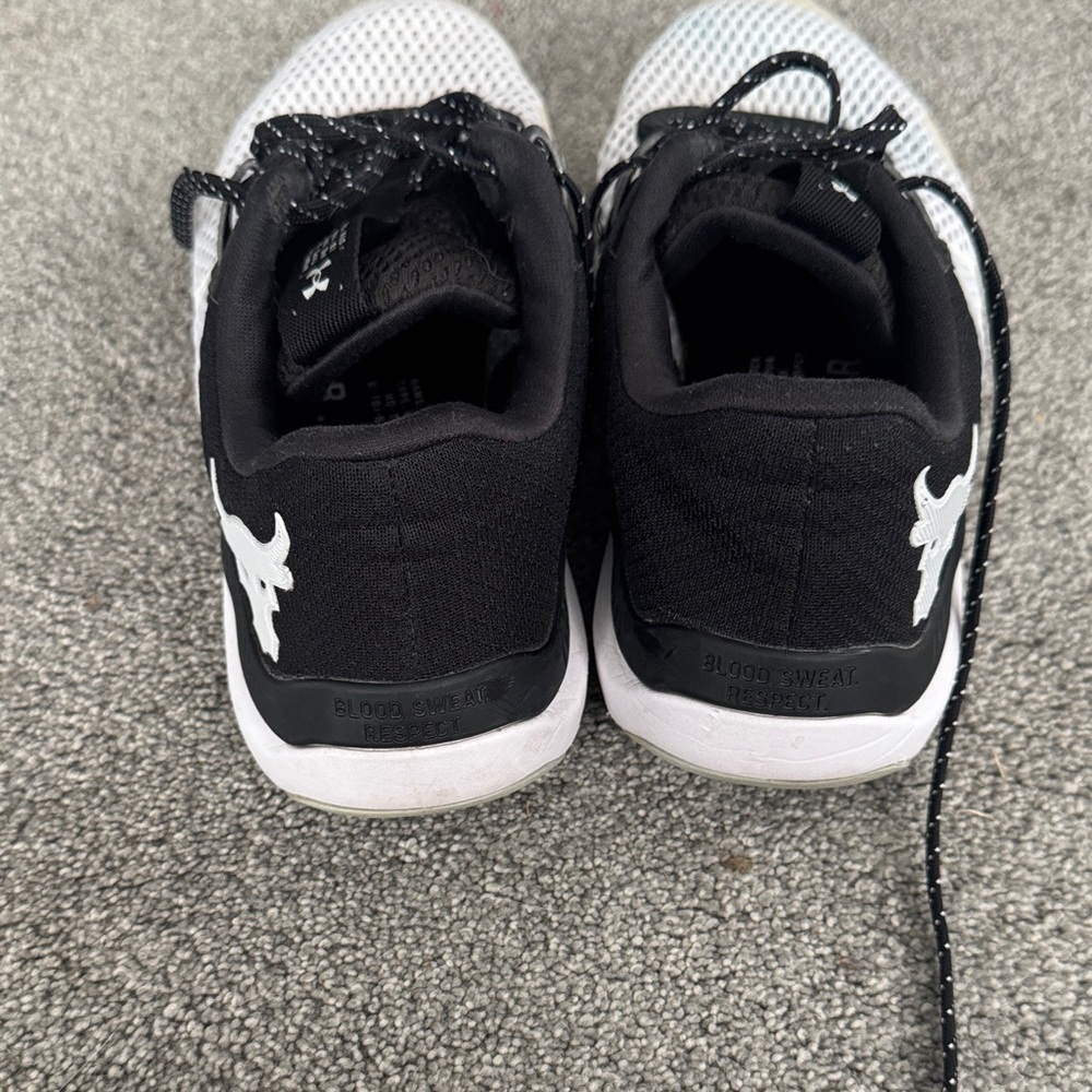 Under Armour Men's 8/ women's 9.5 Black and White Athletic Shoes - Picture 3 of 5